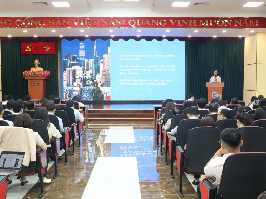 TS Trịnh Đăng Khoa, Chủ tịch Hội đồng Trường Đại học Văn hóa TP.HCM, trình bày chuyên đề “Sáng tác văn học, nghệ thuật hướng đến xây dựng con người TP.HCM trong giai đoạn mới”. van-hoc-nghe-thuat.jpg