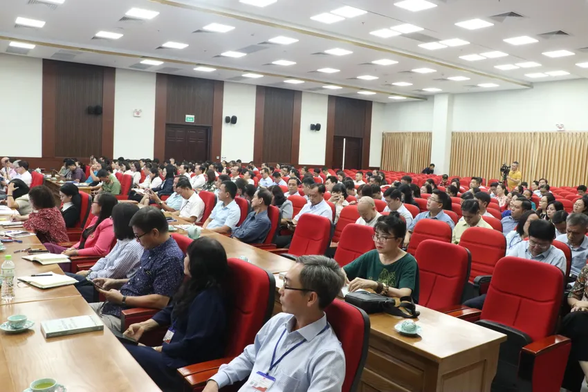 Các cán bộ tại địa phương và đại diện các hội văn học nghệ thuật TP tham gia buổi tập huấn. văn học nghệ thuật