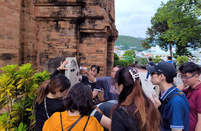 Sinh viên Khoa Di sản văn hóa - Trường Đại học Văn hóa Thành phố Hồ Chí Minh đi thực tế tại Tháp Bà Nha Trang. Ảnh: HCMUC Sinh viên Khoa Di sản văn hóa - Trường Đại học Văn hóa Thành phố Hồ Chí Minh đi thực tế tại Tháp Bà Nha Trang. Ảnh: HCMUC
