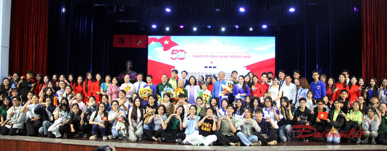 Sinh viên ngành văn hóa và đại diện nhân chứng lịch sử, văn nghệ sĩ trong chương trình giao lưu kỷ niệm 50 năm Ngày Giải phóng miền Nam, thống nhất đất nước. Ảnh: H.Phúc.