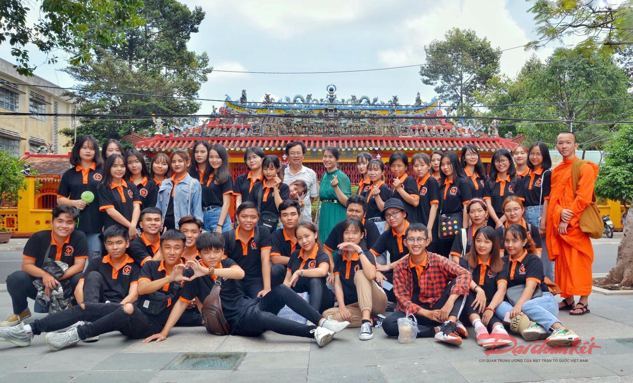 Sinh viên ngành văn hóa tham gia chuyến thực tế về địa phương, là cơ hội để "thử việc" môi trường công việc sau khi ra trường. Ảnh: H.Phúc.